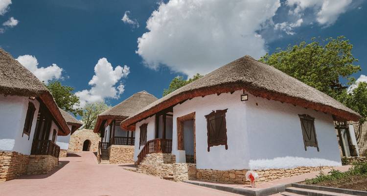 Maisons de village traditionnelles sous un ciel bleu.