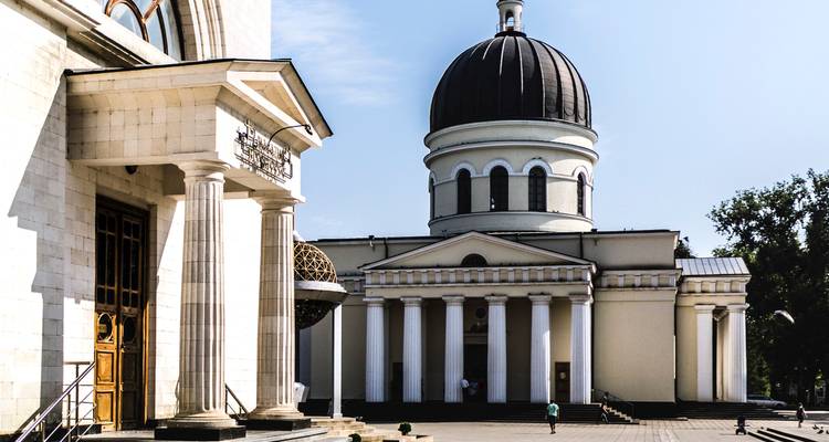 Dome and portico of a cathedral, with clear skies.