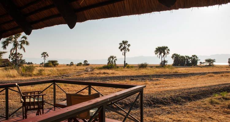 Uitzicht vanuit een lodge met uitzicht op Afrikaanse vlaktes.