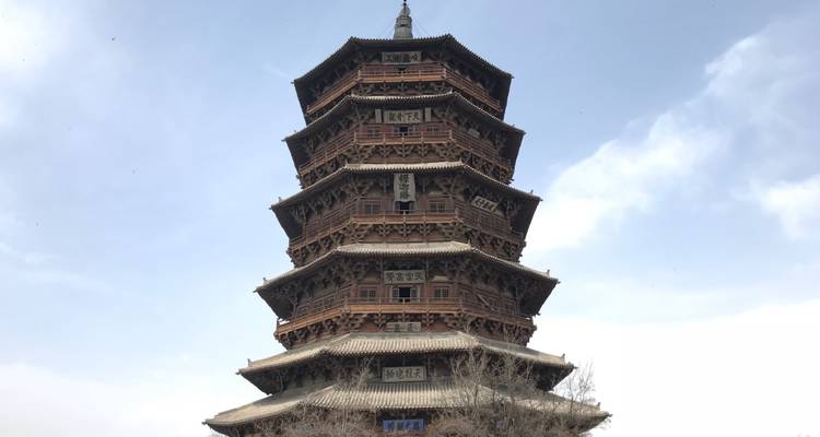 Vue d'une pagode en bois aux détails complexes.