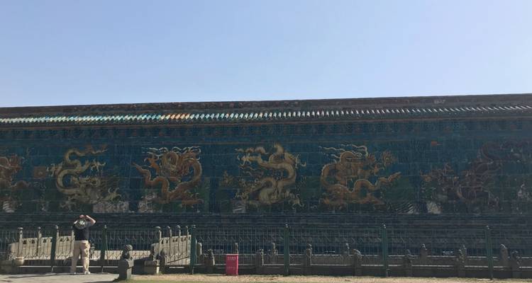 Fresque de dragon coloré sur un mur chinois.