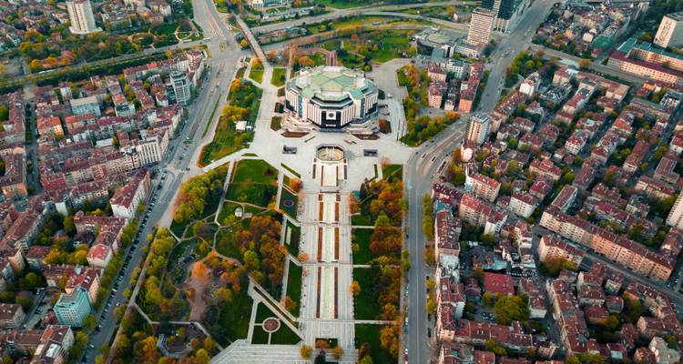 Fotografía aérea del Palacio Nacional de la Cultura de Sofía y el parque circundante con colores otoñales.