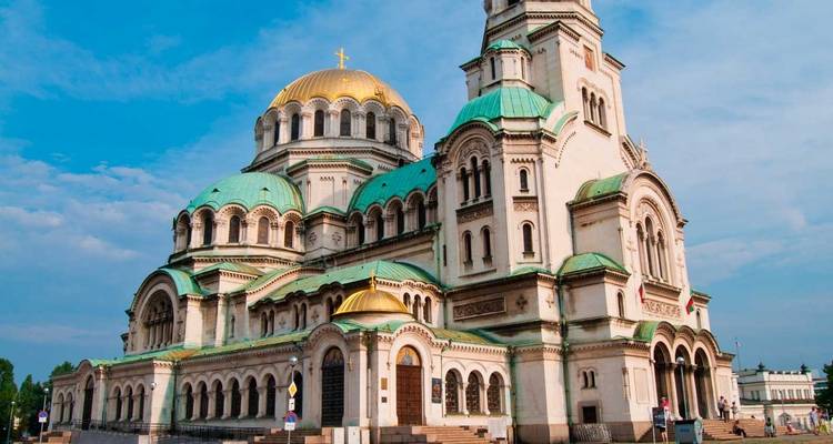 Gran Catedral de Alexander Nevsky con cúpulas doradas y verdes bajo un cielo azul brillante en Sofía.