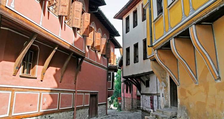 Casas coloridas del siglo XIX alineadas en una estrecha calle empedrada del Casco Antiguo de Plovdiv.