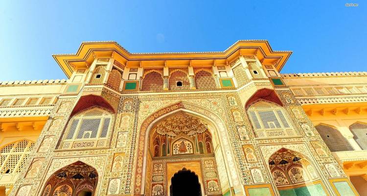Façade complexe du fort d'Amer à Jaipur.