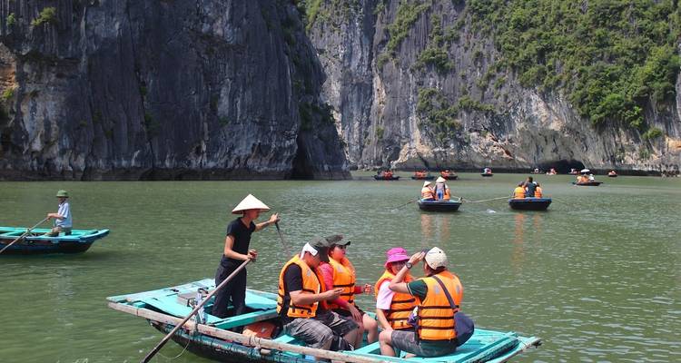 Groep toeristen op boten in Halong Bay.