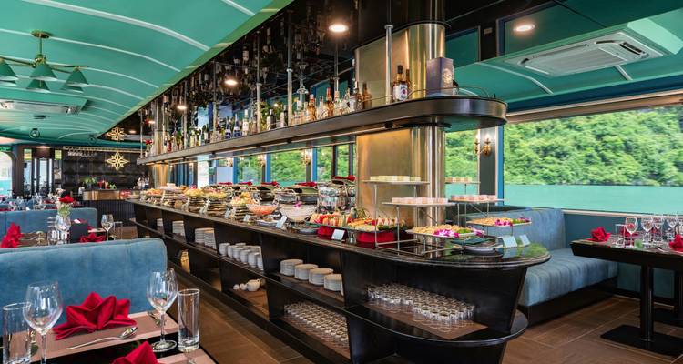 Een elegante buffetopstelling in een luxueuze eetruimte van een cruiseschip.