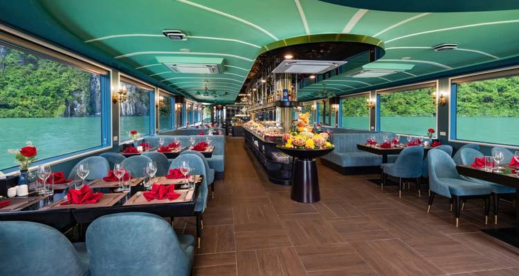 Een zicht op een stijlvolle eetkamer binnen een cruiseschip met schilderachtige uitzichten naar buiten.