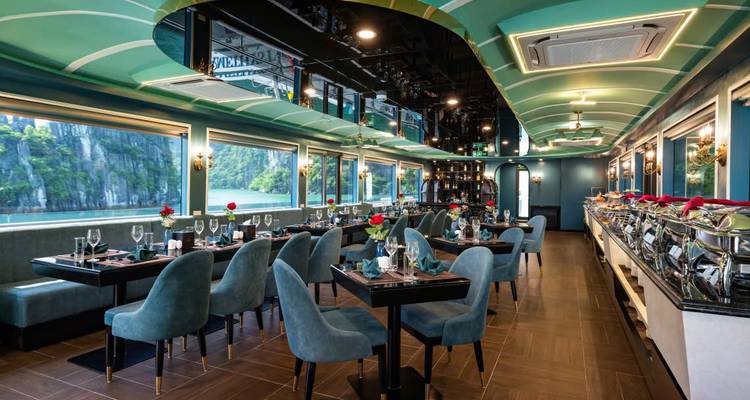 Elegante eetruimte met gedekte tafels voor een maaltijd binnen een cruiseschip.