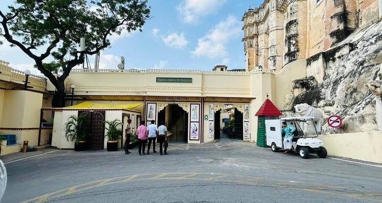 Entrada al Palacio de la Ciudad custodiada por personal uniformado.