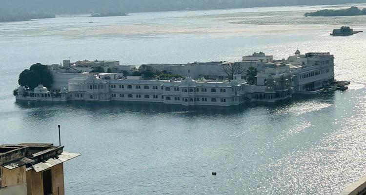 Edificio palaciego rodeado de agua con vistas panorámicas.