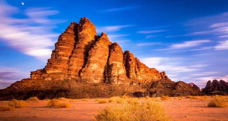 Formation rocheuse en grès rouge spectaculaire brillant sous la lumière du coucher de soleil dans le désert de Wadi Rum
