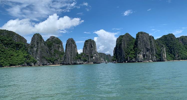 Hoge kalkstenen karsten in Halong Bay.
