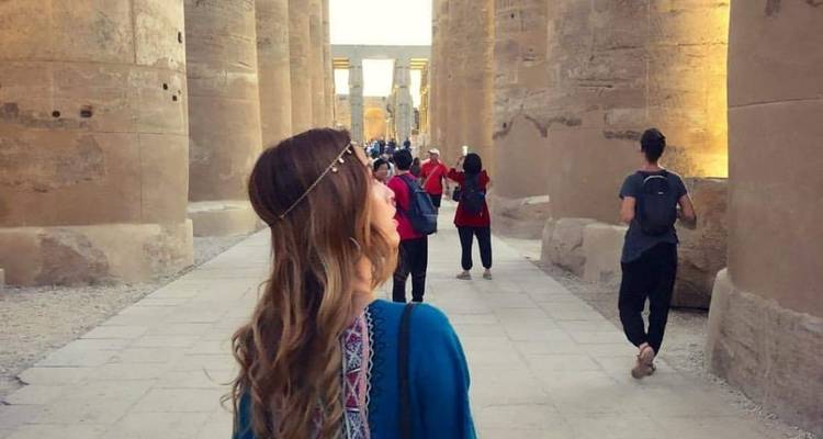 Persoon die wandelt tussen gigantische stenen zuilen van een oude site.