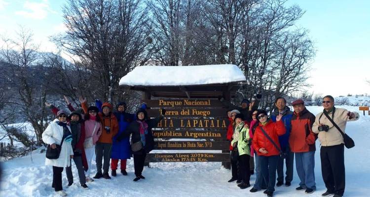 Un groupe de touristes posant dans la neige dans un parc national.