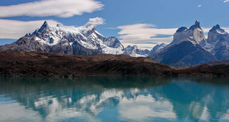Paysage de montagne à couper le souffle avec lac réfléchissant.