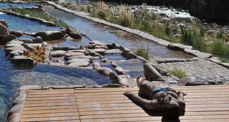 Personne se détendant près des bassins de spa extérieurs.