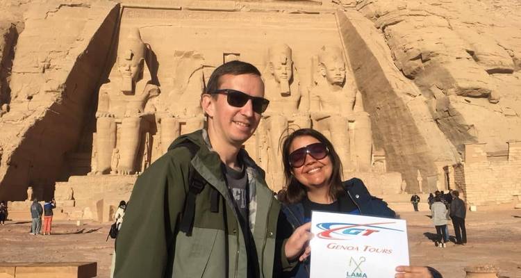 Touristes posant devant le temple d'Abou Simbel.
