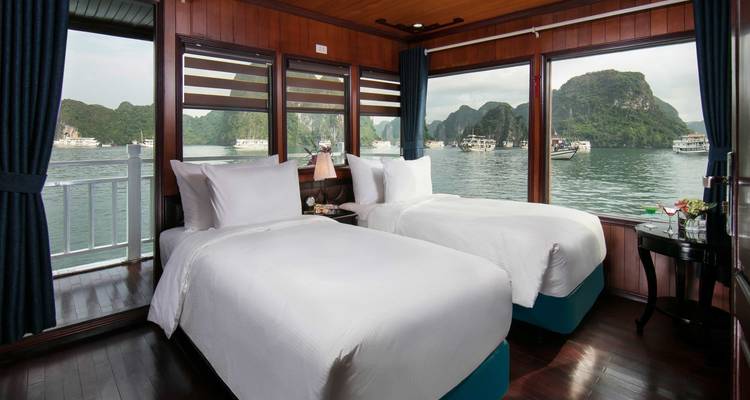 Luxuriöse Bootskabine mit Meerblick und Booten in der Ferne.