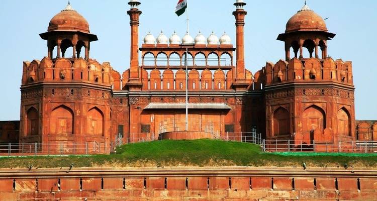 Fort Rouge à New Delhi avec le drapeau indien qui flotte.