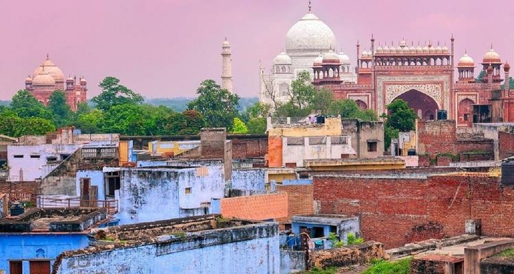 Vue du Taj Mahal en arrière-plan avec au premier plan les toits de la ville.