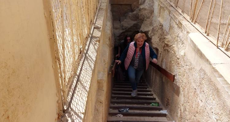 Una persona subiendo escaleras en un sitio histórico.