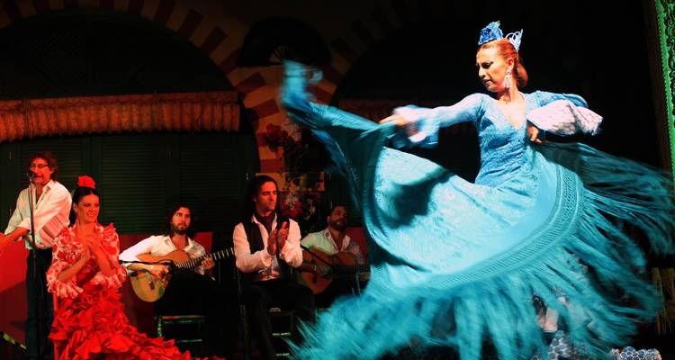 Flamenco-Tänzer, der in einer traditionellen Umgebung auftritt.