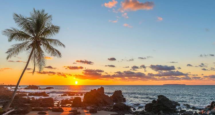 Sonnenuntergang an einem Strand mit Palmen in Costa Rica.