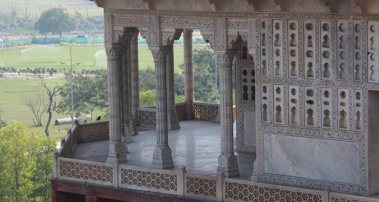 Balcon décoratif avec des colonnes détaillées et des sculptures.
