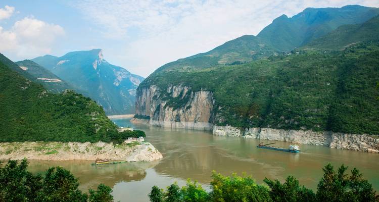 Vista amplia de una curva de río fangoso y colinas verdes similar al paisaje anterior