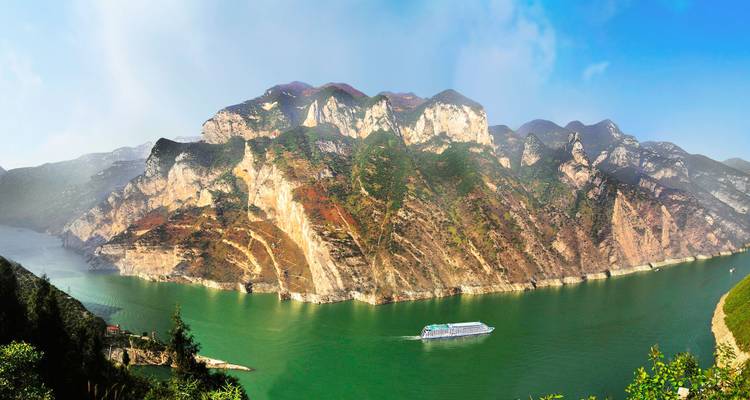 Panorama de acantilados coloridos de la Garganta de Qutang y crucero en aguas esmeralda