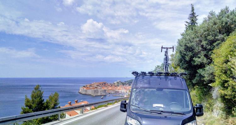 Vue panoramique de Dubrovnik depuis une route côtière.
