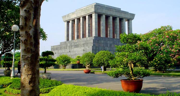 Een belangrijk mausoleum omgeven door tuinen en bomen.