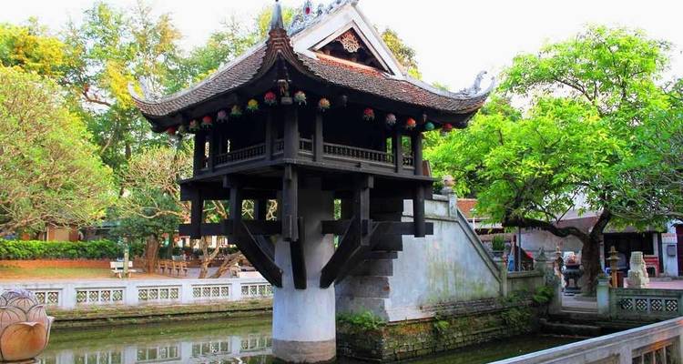 Unieke architectuur van een eenpijlerpagode omringd door weelderig groen.
