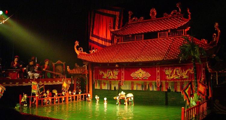 Traditioneel podium met levendige decoratie voor een culturele poppenshow.