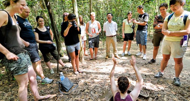 Grupo de turistas en un entorno forestal explorando túneles.