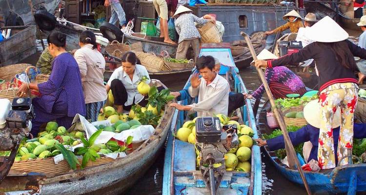 Mercado flotante vibrante con botes llenos de mercancías.
