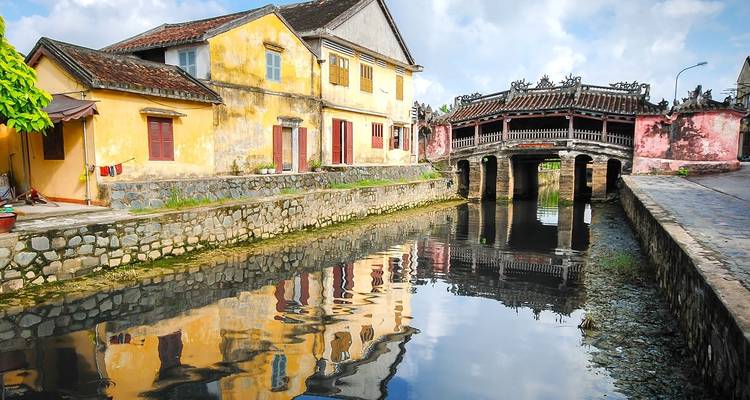 Bâtiments traditionnels aux couleurs vives le long d'un canal pendant la journée.