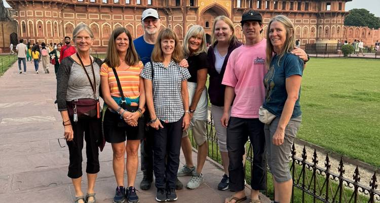 Gruppe von Touristen, die vor einer historischen Festung posieren.