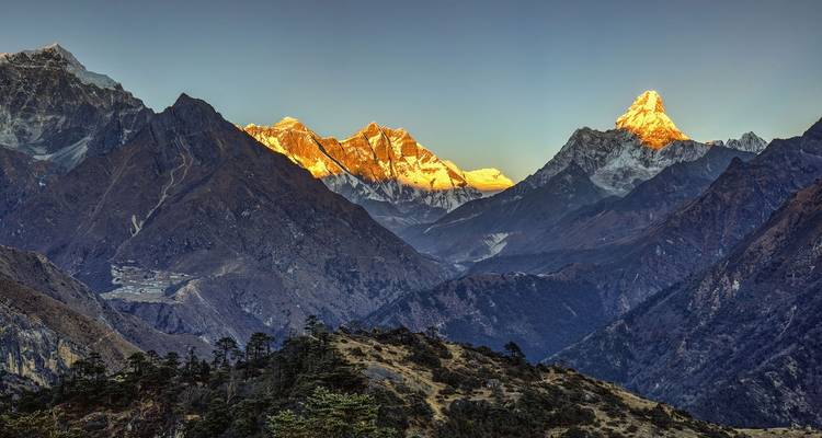 Panoramisch uitzicht op bergtoppen met zonlicht.
