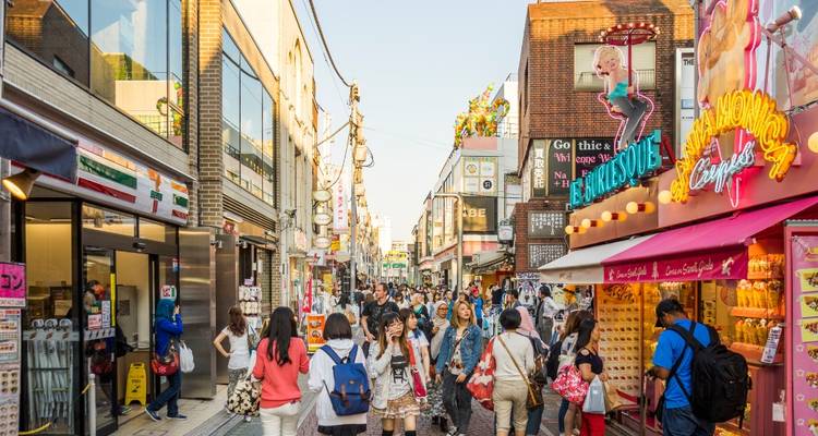 Rue animée de Harajuku bondée de clients, boutiques colorées et enseignes de culture pop