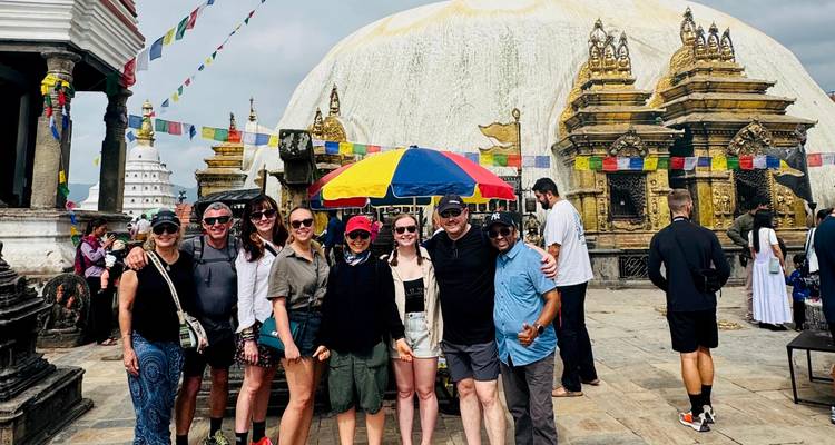 Groep toeristen poseert voor een stupa.