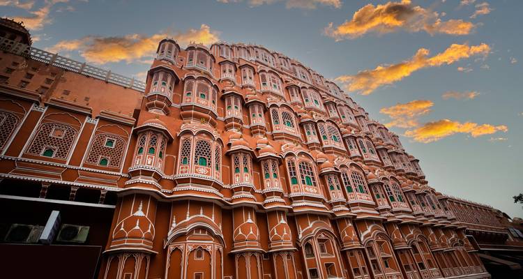 Hawa Mahal con su fachada única contra un cielo vespertino.