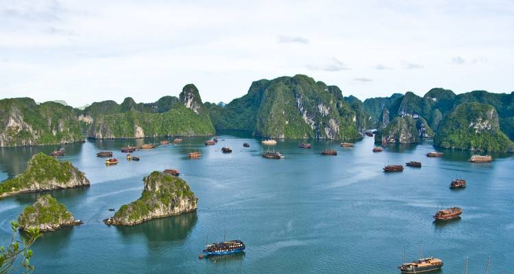 Belle vue marine de la baie d'Halong avec des îles calcaires.