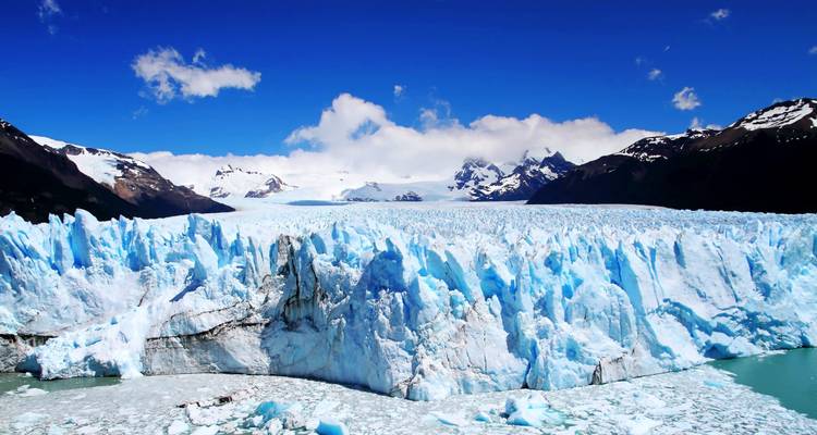 Glacier avec une étendue de glace blanche et bleue sous un ciel bleu.