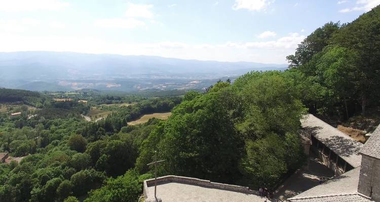 Vue aérienne d'un paysage rural avec des vues étendues.