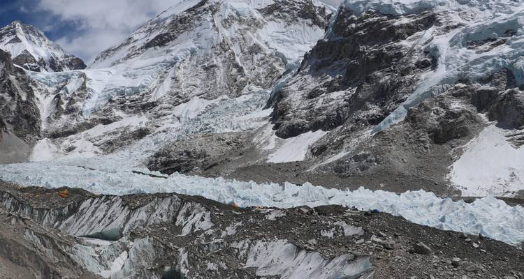 Vista espectacular del Khumbu Icefall y glaciares bajo los imponentes picos del Himalaya.