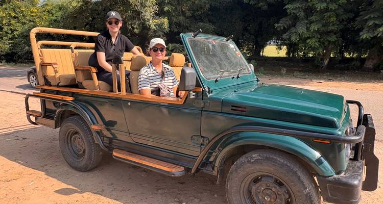 Dos personas en un jeep en un safari.