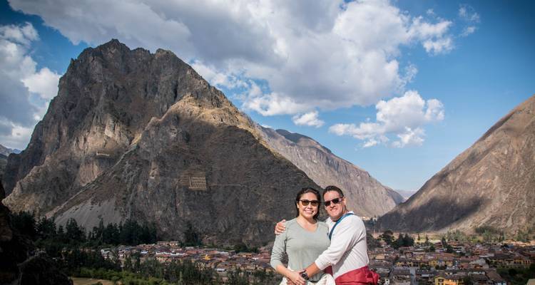 Pareja frente a las montañas y el valle en Ollantaytambo.