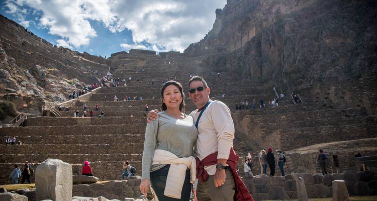 Pareja posando en un sitio de terrazas antiguas.